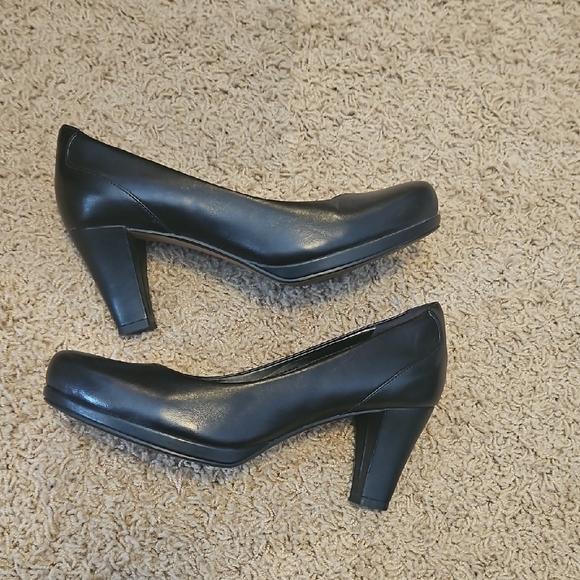 Clarks Classic Black Heels - Picture 2 of 6